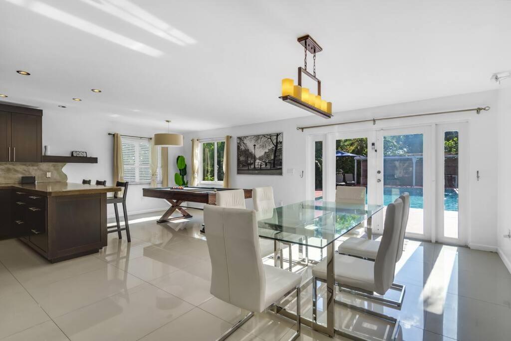 Spacious 3 Bedroom Home With Oversized Pool & Backyard Miami Esterno foto