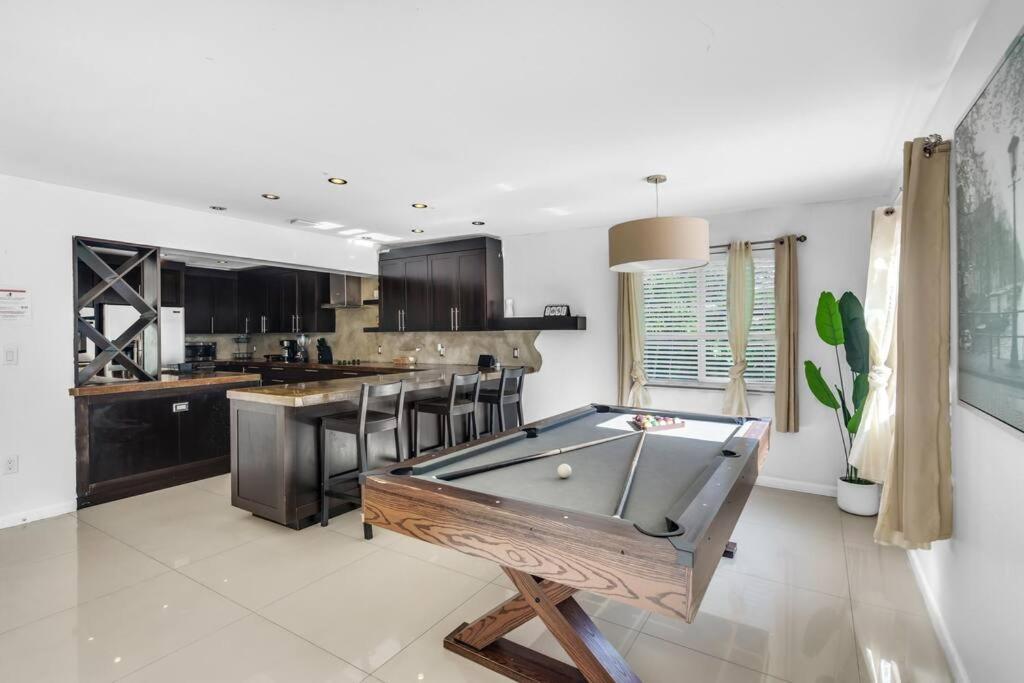 Spacious 3 Bedroom Home With Oversized Pool & Backyard Miami Esterno foto