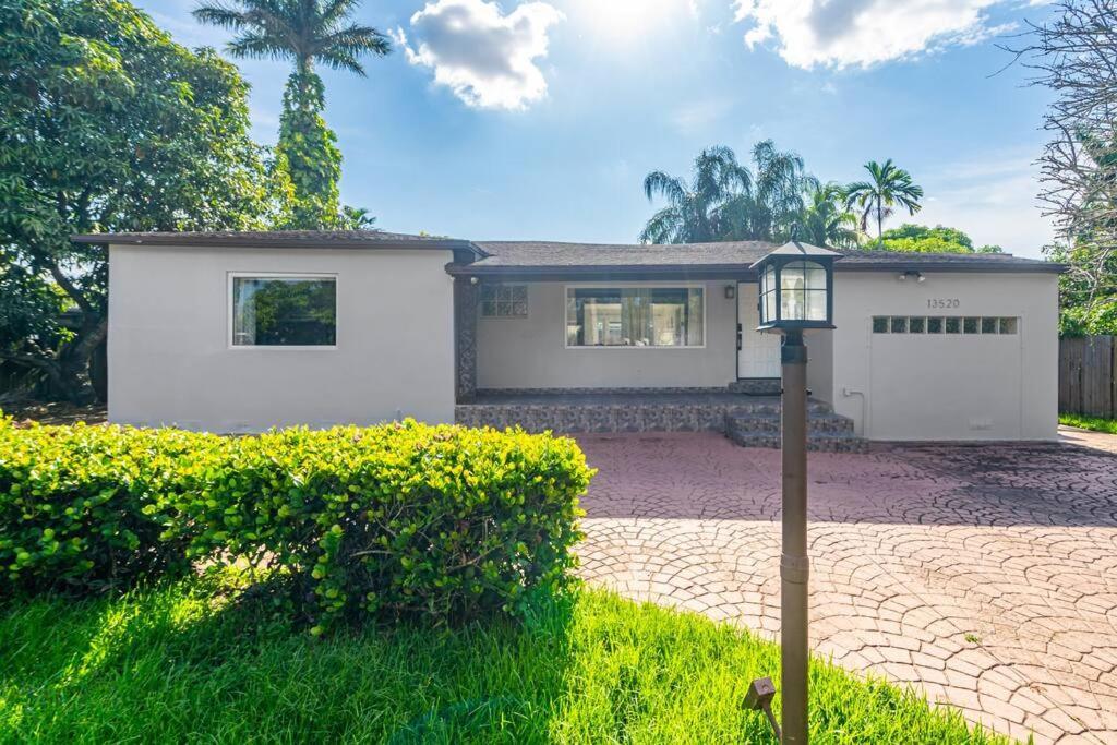 Spacious 3 Bedroom Home With Oversized Pool & Backyard Miami Esterno foto