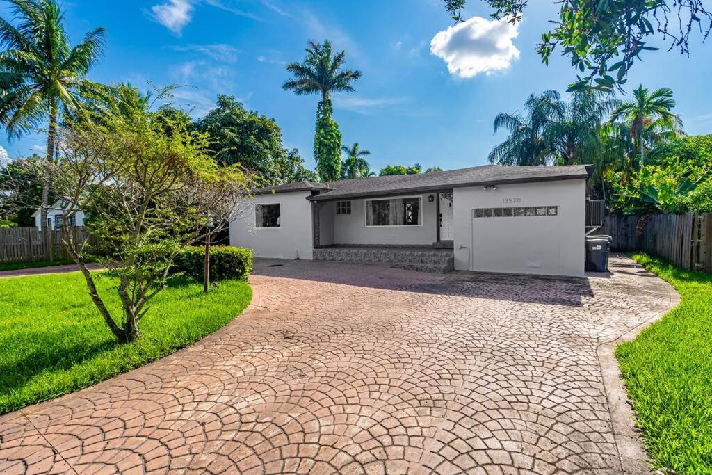 Spacious 3 Bedroom Home With Oversized Pool & Backyard Miami Esterno foto