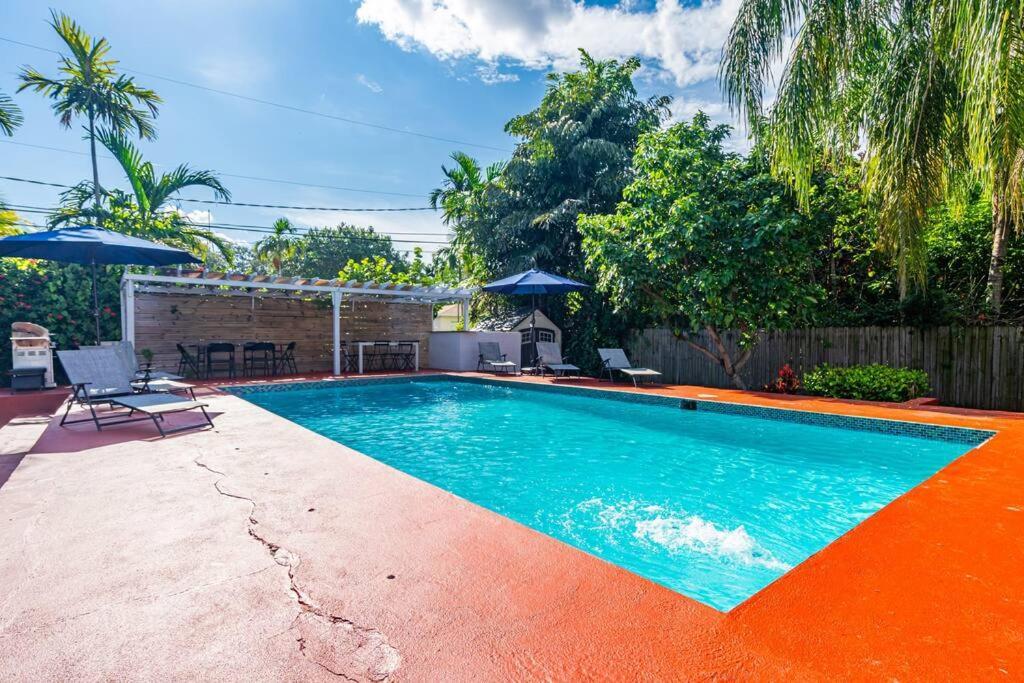 Spacious 3 Bedroom Home With Oversized Pool & Backyard Miami Esterno foto